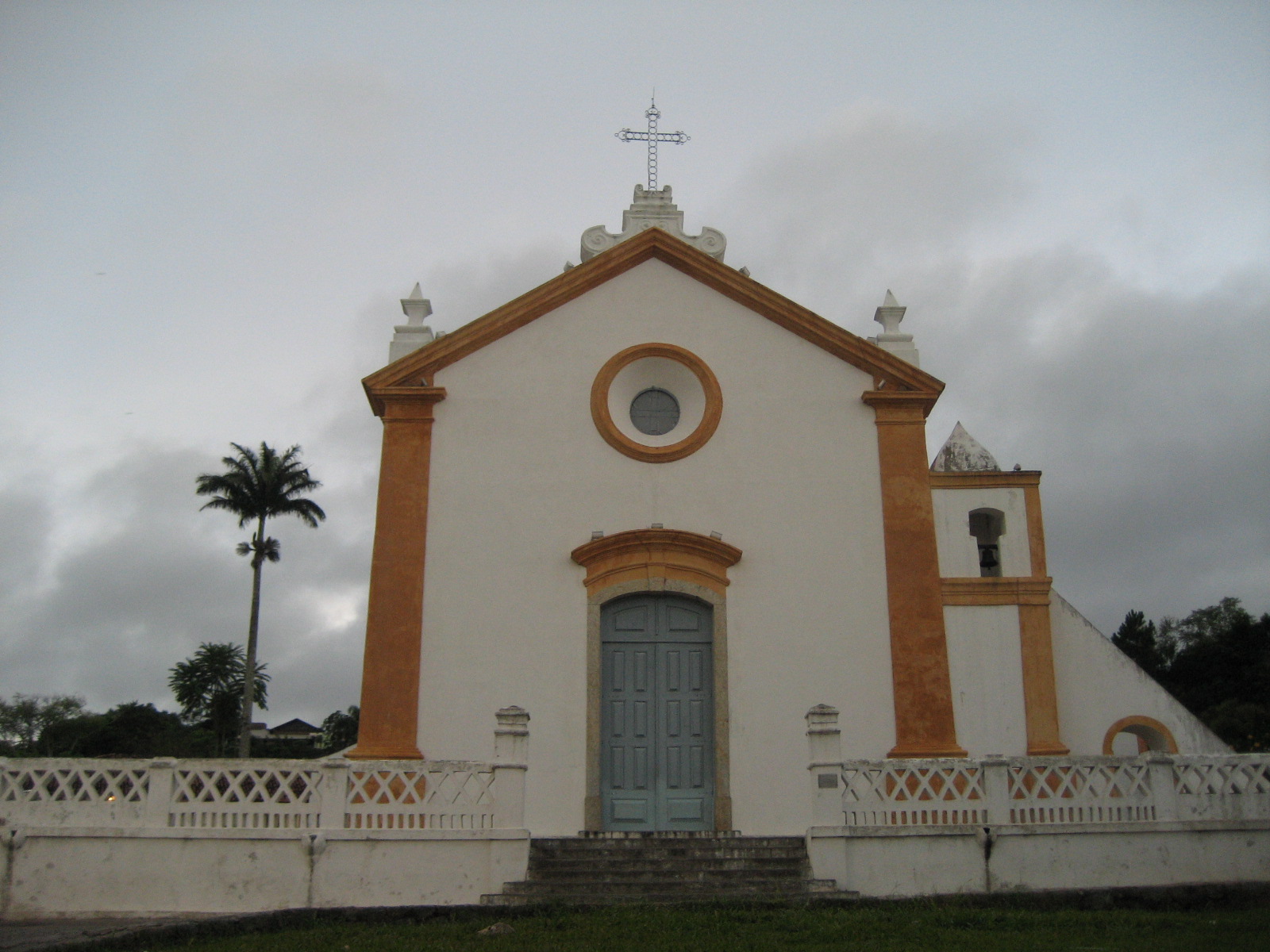 Igreja de Santo Antônio de Lisboa com fachada branca e detalhes dourados